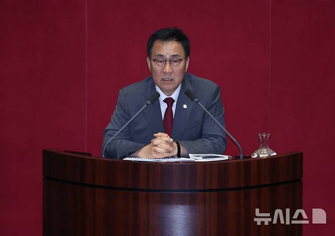 [서울=뉴시스] 김금보 기자 = 최형두 국회 과학기술정보방송통신위원회 국민의힘 간사가 26일 오후 서울 여의도 국회에서 열린 본회의에서 방송미디어통신위원회의 설치 및 운영에 관한 법률안(대안)에 대한 반대 무제한토론 발언을 하고 있다. 2025.09.26. kgb@newsis.com