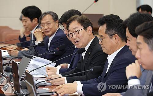 인사말 하는 박범계 의원 (서울=연합뉴스) 김주형 기자 = 30일 국회에서 열린 정무위원회 전체회의에서 더불어민주당 소속 박범계 의원(가운데)이 인사말 하고 있다. 2025.6.30 kjhpress@yna.co.kr