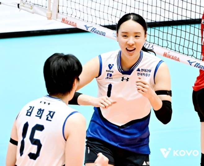 현대건설 이예림이 25일 전남 여수 진남체육관에서 열린 2025 여수·NH농협컵 프로배구대회(컵대회) 여자부 페퍼저축은행과 경기에서 득점한 뒤 환하게 웃고 있다. 한국배구연맹