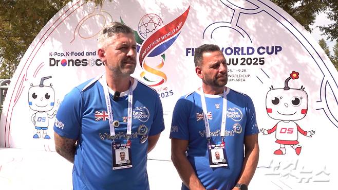 취재진과 인터뷰 중인 'Team UK'  데인 카튼 (좌) 피트 오버톤(우)선수. 김현주 크리에이터