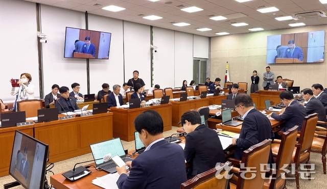 국회 농림축산식품해양수산위원회가 24일 전체회의를 열고 ‘2025년도 국정감사 계획서’를 의결하고 있다.