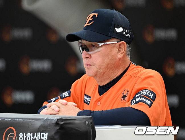 [OSEN=대전, 이대선 기자] 23일 오후 대전 한화생명볼파크에서 2025 신한 SOL Bank KBO리그 한화 이글스와 SSG 랜더스의 경기가 열렸다.한화는 황준서, SSG은 화이트를 선발로 내세웠다.경기에 앞서 한화 김경문 감독이 그라운드를 바라보고 있다.  2025.08.23 /sunday@osen.co.kr