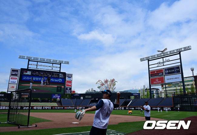 [OSEN=대전, 지형준 기자] 14일 대전 한화생명볼파크에서 2025 신한 SOL Bank KBO리그 한화 이글스와 LG 트윈스의 경기가 열렸다.LG가 40승 26패 1무(승률 .606)로 1위, 한화는 40승 27패(승률 .597)로 2위다. 0.5경기 차이다. 경기 결과에 따라 1위가 바뀔 수도 있다.&nbsp;이날 한화는 폰세, LG는 임찬규를 선발로 내세웠다.파란 하늘 아래 한화 선수들이 훈련을 하고 있다. 2025.06.14 /jpnews@osen.co.kr