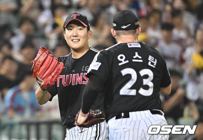 [OSEN=울산, 이석우 기자] 25일 울산 문수야구장에서 2025 신한 SOL 뱅크 KBO 리그 롯데 자이언츠와 LG 트윈스의 경기가 열렸다. 홈팀 롯데는 감보아가, 방문팀 LG는 손주영이 선발로 나섰다.LG 트윈스 손주영이 7회말 1사 롯데 자이언츠 고승민의 타구를 잡아 1루에 던져 아웃시키고 오스틴과 하이파이브를 하고 있다. 2025.09.25 / foto0307@osen.co.kr