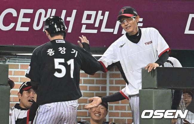[OSEN=울산, 이석우 기자] 25일 울산 문수야구장에서 2025 신한 SOL 뱅크 KBO 리그 롯데 자이언츠와 LG 트윈스의 경기가 열렸다. 홈팀 롯데는 감보아가, 방문팀 LG는 손주영이 선발로 나섰다.LG 트윈스 홍창기가 5회말 2,3루 문성주의 1루 땅볼때 홈에서 세이프되고 염경엽 감독의 축하를 받고 있다. 2025.09.25 / foto0307@osen.co.kr