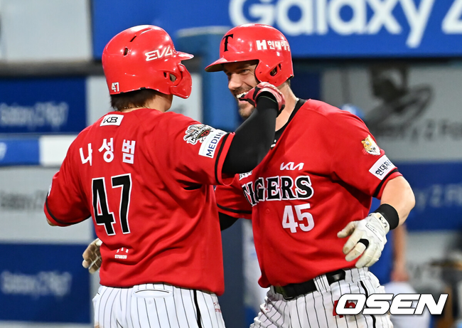 [OSEN=대구, 이석우 기자] 14일 대구삼성라이온즈파크에서 2025 신한 SOL 뱅크 KBO 리그 삼성 라이온즈와 KIA 타이거즈의 경기가 열렸다.홈팀 삼성은 원태인이, 방문팀 KIA는 양현종이 선발 출전했다.KIA 타이거즈 위즈덤이 6회초 무사 만루 우중간 만루 홈런을 치고 나성범과 하이파이브를 하고 있다. 2025.08.14 / foto0307@osen.co.kr