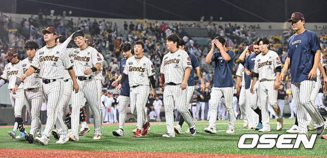 [OSEN=울산, 이석우 기자] 25일 울산 문수야구장에서 2025 신한 SOL 뱅크 KBO 리그 롯데 자이언츠와 LG 트윈스의 경기가 열렸다. 홈팀 롯데는 감보아가, 방문팀 LG는 손주영이 선발로 나섰다.롯데 자이언츠 선수들이 LG 트윈스에 1-11로 패한 후 어두운 표정으로 팬들에게 인사를 하고 있다. 2025.09.25 / foto0307@osen.co.kr