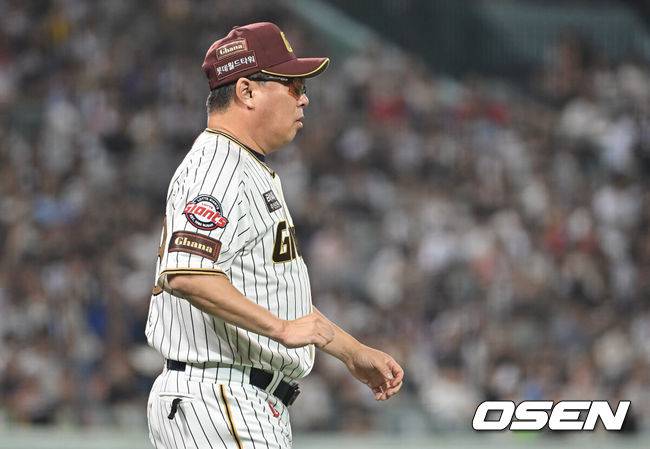 [OSEN=울산, 이석우 기자] 25일 울산 문수야구장에서 2025 신한 SOL 뱅크 KBO 리그 롯데 자이언츠와 LG 트윈스의 경기가 열렸다. 홈팀 롯데는 감보아가, 방문팀 LG는 손주영이 선발로 나섰다.롯데 자이언츠 김태형 감독이 3회말 1루수 땅볼을 치고 빠진 볼에 어깨부위를 맞으며 베이스를 밟지 못해 아웃된 손성빈의 상황을 파악하러 나가고 있다. 2025.09.25 / foto0307@osen.co.kr