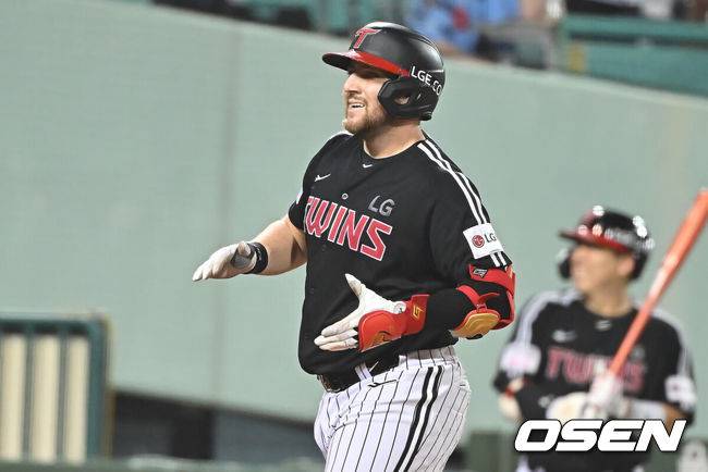 [OSEN=울산, 이석우 기자] 25일 울산 문수야구장에서 2025 신한 SOL 뱅크 KBO 리그 롯데 자이언츠와 LG 트윈스의 경기가 열렸다. 홈팀 롯데는 감보아가, 방문팀 LG는 손주영이 선발로 나섰다.LG 트윈스 오스틴이 5회초 1사 1,3루 좌중월 3점 홈런을 치고 세리머니를 하고 있다. 2025.09.25 / foto0307@osen.co.kr