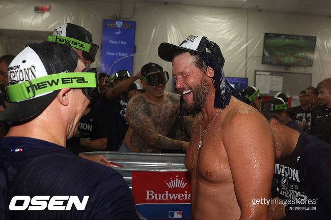 [사진] LA 다저스 클레이튼 커쇼가 지구 우승 확정 후 샴페인을 터뜨리며 기뻐하고 있다. ⓒGettyimages(무단전재 및 재배포 금지)