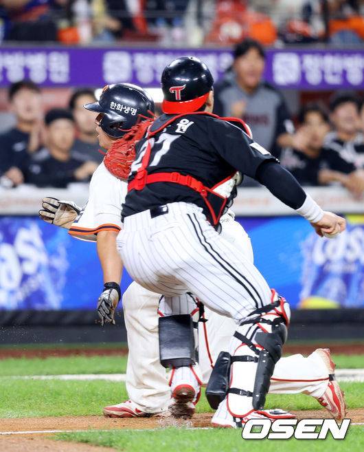 [OSEN=대전, 민경훈 기자] 26일 오후 대전 한화생명볼파크에서 2025 신한 SOL Bank KBO리그 한화 이글스와 LG 트윈스의 경기가 열렸다.한화는 류현진, LG는 치리노스를 선발 투수로 내세웠다.6회말 1사 주자 2,3루 한화&nbsp;하주석&nbsp;번트 때 런다운에 걸렸던 3루 주자&nbsp;노시환이 LG 박동원이 빈 글러브로 태그하는 바람에 득점에 성공하고 있다. 2025.09.26 /rumi@osen.co.kr