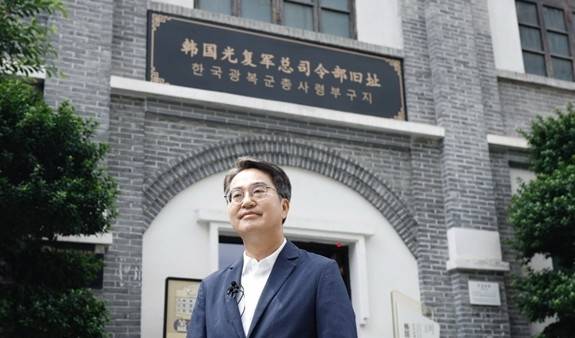 ▲ 충칭 한국광복군 총사령부 찾은 김동연 경기지사. ⓒ경기도