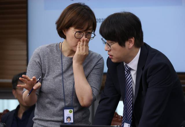 ▲하정우 AI미래기획수석과 김현지 총무비서관이 지난 11일 용산 대통령실에서 열린 수석보좌관회의에서 대화하고 있다. ⓒ연합뉴스