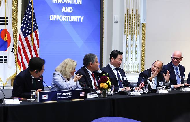 이재명 대통령이 25일(현지시간) 미국 뉴욕 증권거래소에서 열린 한국경제설명회 투자서밋에서 헨리 페르난데스 모건스탠리캐피털 인터내셔널(MSCI) 헨리 페르난데스 회장의 발언을 듣고 있다. 연합뉴스