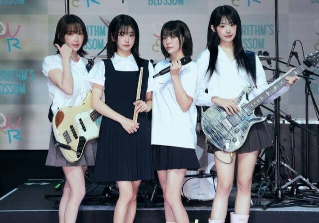 그룹 QWER이 월드투어를 앞두고 공식 응원봉 디자인을 공개했다. 타마고 프로덕션 제공