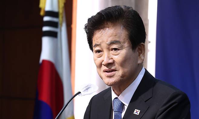 정동영 통일부 장관이 지난 24일 서울 중구 코리아나 호텔에서 열린 '북한의 2국가론과 남북기본협정 추진 방향' 세미나에서 환영사를 하고 있다. 뉴스1