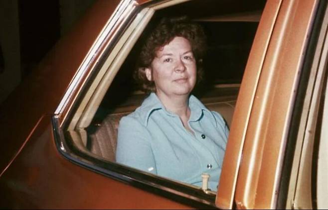 1975년 9월 당시 제럴드 포드 미국 대통령 암살을 시도했다가 미수에 그친 새러 제인 무어(1930∼2025). 네 자녀의 어머니였던 그는 종신형이 확정돼 32년간 복역한 뒤 2007년 가석방으로 풀려났다. 게티이미지