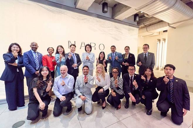 뉴욕 순방 중인 김혜경 여사 - 이재명 대통령 부인 김혜경 여사가 24일(현지시간) 뉴욕 소재 한식당에서 ‘유엔 한국문화동호회’ 회원들과 오찬 간담회를 가진 뒤 기념사진을 찍고 있다. 대통령실 제공