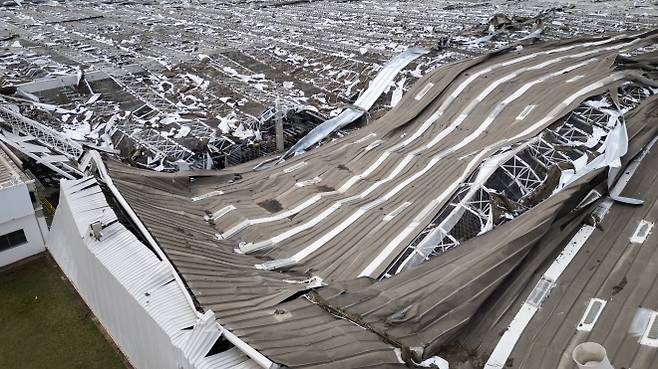폭풍우에 부서진 브라질 도요타 공장 - 24일(현지시간) 브라질 포르투펠리즈의 도요타 엔진 공장에 강풍과 폭우가 덮쳐 지붕이 처참한 모습으로 부서져 있다. 공장 지붕이 붕괴되는 사고로 도요타 현지 직원 약 30명이 다쳤으며, 다음달 중순 출고 예정인 야리스 신모델 생산이 중단됐다. 포르투펠리즈 EPA 연합뉴스