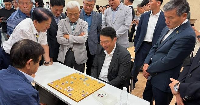 정희용 국민의힘 의원이 7월 5일 경북 성주군청 문화강좌실에서 열린 성주·칠곡·고령 친선 민속 장기대회에서 주민들과 장기를 두고 있다. 정희용 의원 페이스북