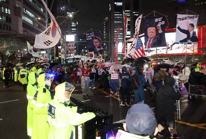반중 시위대 명동 진입 막는 경찰 - 윤석열 전 대통령을 지지하는 극우 단체가 19일 오후 명동 주한중국대사관 인근에서 반중 집회를 벌이고 행진을 시작하자 경찰이 명동거리로 향하는 길을 막고 있다. 김민석 국무총리는 이날 일부 반중 집회에 대해 “필요시 ‘집회 및 시위에 관한 법률’과 ‘경찰관직무집행법’ 등에 따라 강력하게 조치하라”고 지시했다. 2025.9.19 연합뉴스