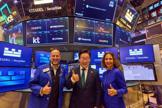 이재명 대통령이 25일(현지시간) 미국 뉴욕증권거래소에서 린 마틴 회장(오른쪽)과 기념 촬영을 하고 있다. 연합뉴스