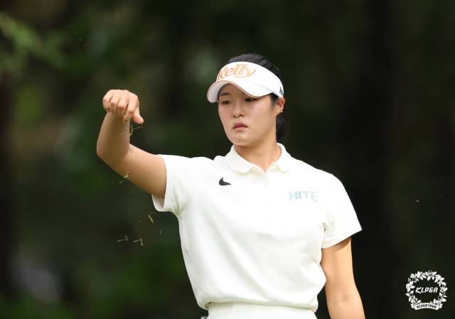 바람을 확인하고 있는 김민별. 사진 제공=KLPGA