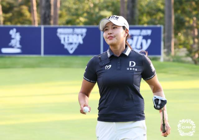 18번 홀 버디에 공동 선두로 경기를 마치는 성유진. 사진 제공=KLPGA