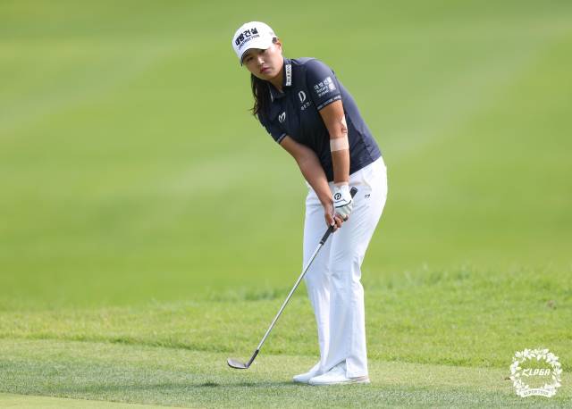칩샷을 하고 있는 성유진. 사진 제공=KLPGA