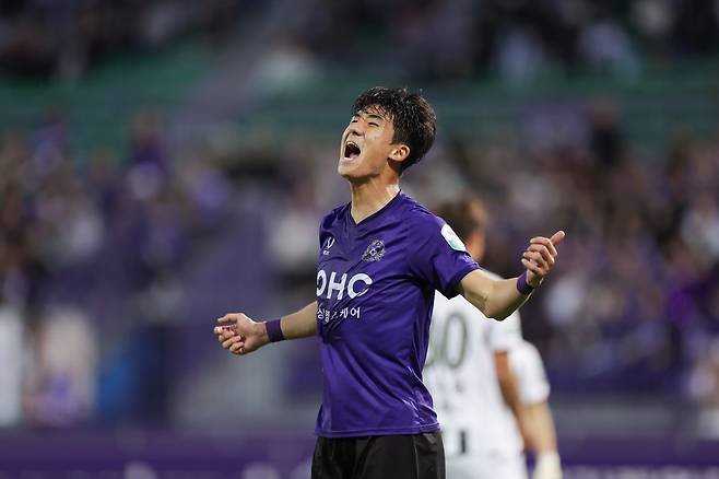 ‘하나은행 K리그1 2025’에서 안양 김운(사진), 울산 허율, 서울 조영욱, 광주 박인혁은 대표적인 ‘골 못넣는 스트라이커’지만 각 팀 사령탑들의 중용을 받고 있다. 전방압박 능력이나 수비 배후공간 침투 등 각자의 장점을 앞세워 팀에 보탬이 되고 있기 때문이다. 사진제공│한국프로축구연맹