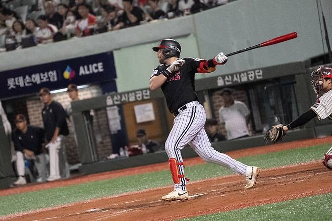 LG 오스틴은 25일 울산 롯데와 원정경기에서 4번타자 1루수로 선발출전해 홈런포를 포함 5타점으로 선두 수성에 힘을 보탰다. 사진제공|LG 트윈스