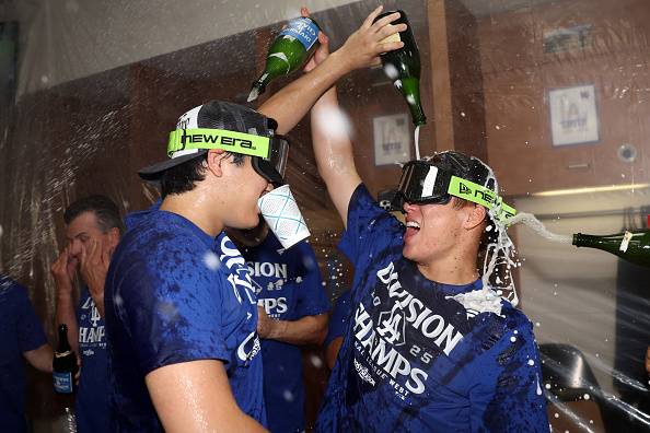 LA다저스 오타니 쇼헤이(왼쪽)와 요시노부 야마모토가 26일 애리조나전 승리로 내셔널리그 서부지구 1위를 확정지은 뒤 자축하고 있다. 게티이미지