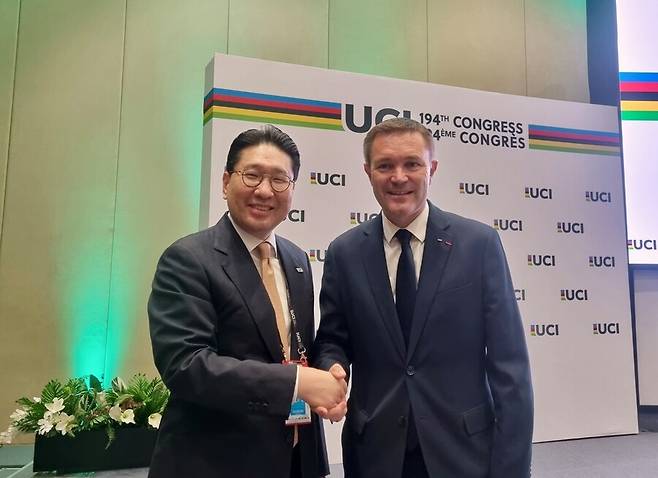 이상현 회장(왼쪽)과 새로 당선된 세계사이클연맹 회장 데이비드 라파르티앙(David Lappartient, IOC 위원) ⓒ대한사이클연맹