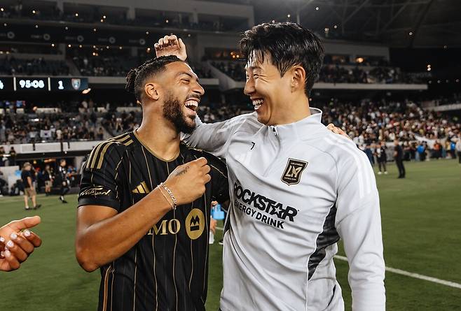 ▲ 손흥민(사진 오른쪽)과 데니스 부앙가(사진 왼쪽) 조합은 이미 ‘MLS 최강 듀오’로 주목받고 있다.&nbsp;최근 3경기서 두 선수는 12골 2도움을 합작해 MLS 사상 최초로 LAFC가 '3경기 연속 해트트릭 팀' 대기록을 세우는 데 공헌했다.&nbsp;이탈리아 레전드 센터백 출신인 조르주 키엘리니도 “플레이오프가 다가오면서 이 ‘몬스터 듀오’가 팀을 어디까지 끌고 갈지 궁금하다”며 높은 기대감을 숨기지 않았다.