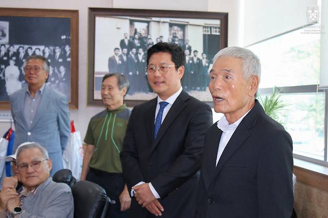한국대학축구연맹 박한동 회장과 한국OB축구회 이회택 회장 ⓒ한국대학축구연맹
