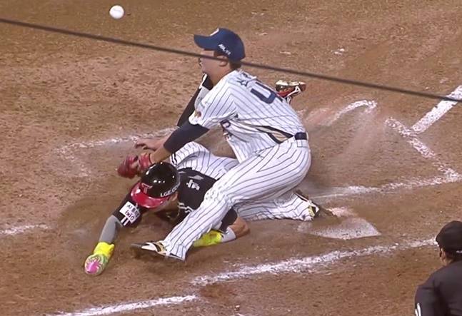 LG 박해민(아래)이 24일 창원 NC전에서 5회말 폭투 때 홈으로 들어오다 투수 신영우와 충돌하고 있다. /사진=MBC스포츠플러스 중계화면 갈무리