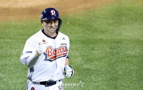 2025 신한 SOL Bank KBO리그 두산 베어스 대 한화 이글스 경기가 25일 서울 잠실야구장에서 열렸다.  두산 양석환이 5회말 1사에서 좌월 1점 홈런(백투백)을 날리고 홈인하고 있다. /사진=김진경 대기자