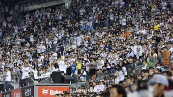 2025 신한 SOL Bank KBO리그 두산 베어스 대 한화 이글스 경기가 25일 서울 잠실야구장에서 열렸다.  잠실구장을 가득 메운 관중들이 명승부를 즐기고 있다. /사진=김진경 대기자