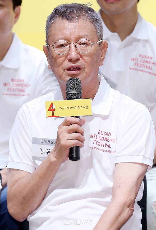$ 부산국제코미디페스티벌 명예위원장 전유성이  4일 오후 서울 용산구 동자아트홀에서 진행된 '제4회 부산국제코미디페스티벌' 기자회견에 참석해 취재진의 질문에 답하고 있다. /사진=hwijpg@(김휘선 인턴기자)