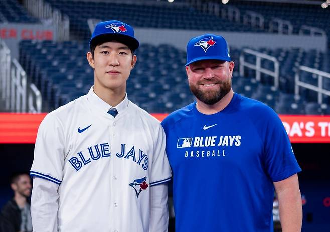 문서준(왼쪽)과 존 슈나이더 토론토 감독. /사진=토론토 블루제이스 공식 SNS