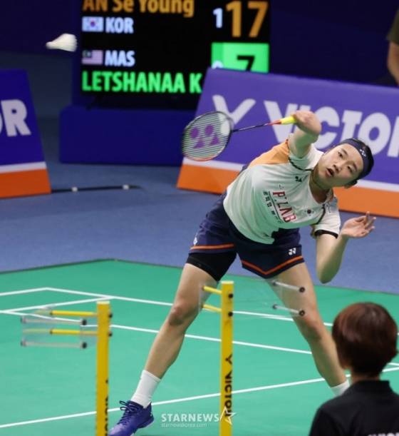 지난 24일 코리아오픈 여자 단식 32강 카루파테반 레차나(말레이시아·37위)와 경기 중 스매시 공격을 펼치는 안세영. /사진=김진경 대기자