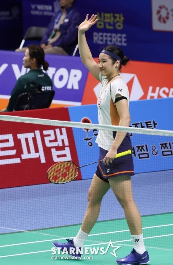 24일 코리아오픈 여자 단식 32강 카루파테반 레차나(말레이시아·37위)와 경기가 끝난 뒤 안세영이 팬들을 향해 손을 흔들고 있다. /사진=김진경 대기자