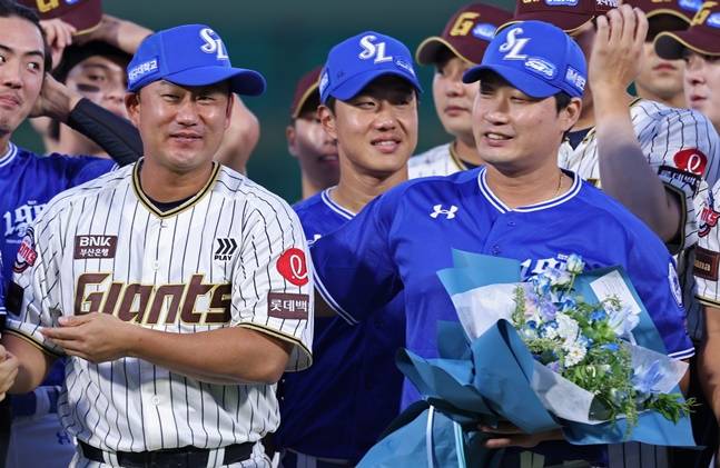 삼성 오승환(오른쪽)이 과거 팀 동료였던 롯데 김상수와 인사하고 있다. /사진=삼성 라이온즈 제공