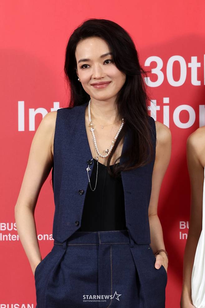 [부산=뉴시스] 박진희 기자 = 영화 '소녀' 감독 서기가 22일 부산 해운대구 영화의전당 비프힐에서 제30회 부산국제영화제 경쟁부문 작품 '소녀' 기자회견을 하고 있다. 2025.09.22. pak7130@newsis.com /사진=박진희