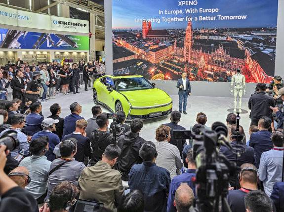 9월 8일(현지시간) 독일 뮌헨에서 열린 ‘IAA 모빌리티 2025’에서 중국 전기차업체 샤오펑의 허샤오펑 회장이 차량을 소개하고 있다. 뉴스1