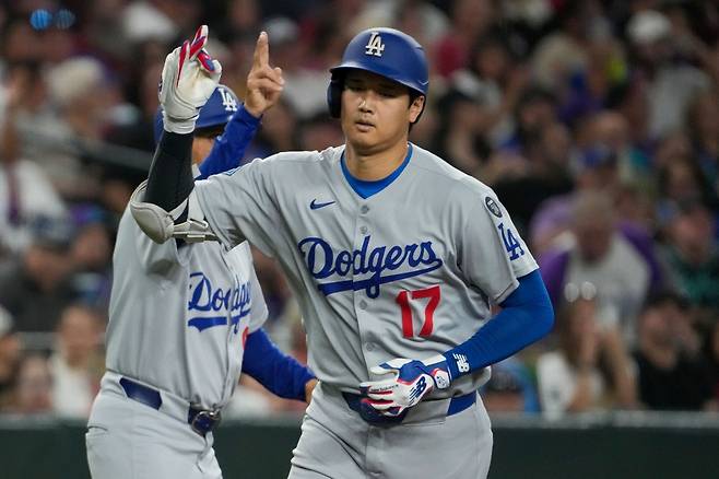 26일 미국 애리조나주 피닉스의 체이스필드에서 열린 2025 미국 메이저리그(MLB) LA 다저스와 애리조나 다이아몬드백스의 경기, 다저스가 8:0으로 승리하면서 내셔널리그 서부지구 우승을 확정했다. 오타니 쇼헤이는 시즌 54호 홈런을 때려냈다. AP 연합뉴스