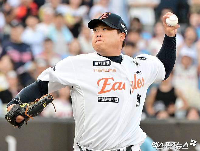 14일 오후 대전 한화생명 볼파크에서 열린 '2025 신한 SOL Bank KBO리그' 롯데 자이언츠와 한화 이글스의 경기, 1회초 한화 선발투수 류현진이 공을 힘차게 던지고 있다. 엑스포츠뉴스DB