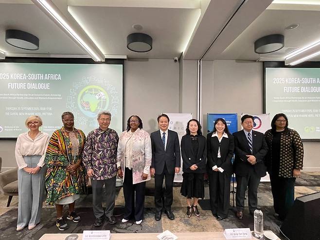 '2025 한·남아공 미래대화' 세미나 (요하네스버그=연합뉴스) 25일(현지시간) 남아공 프리토리아 더캐피털멘런메인호텔에서 열린 '2025 한·남아공 미래대화' 세미나에서 주요 참석자들이 기념촬영을 하고 있다. 2025.9.25 [주남아공 한국대사관 제공]