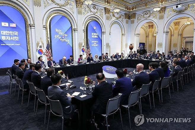 이재명 대통령, 뉴욕에서 한국경제설명회 (뉴욕=연합뉴스) 한상균 기자 = 이재명 대통령이 25일(현지시간) 미국 뉴욕 증권거래소에서 열린 한국경제설명회 투자서밋에서 발언하고 있다. 2025.9.25 xyz@yna.co.kr