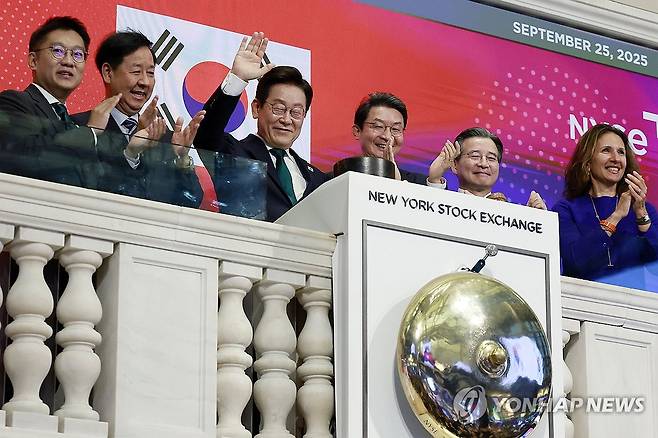이재명 대통령, 뉴욕 증권거래소 방문 (뉴욕=연합뉴스) 한상균 기자 = 이재명 대통령이 25일(현지시간) 미국 뉴욕 증권거래소에서 개장을 알리는 버튼을 누른 뒤 손을 흔들고 있다.
왼쪽부터 김남준 대통령실 제1부속실장, 구윤철 경제부총리 겸 기획재정부 장관, 이 대통령, 이억원 금융위원장, 김용범 정책실장, 린 마틴 뉴욕 증권거래소 회장. 2025.9.25 xyz@yna.co.kr